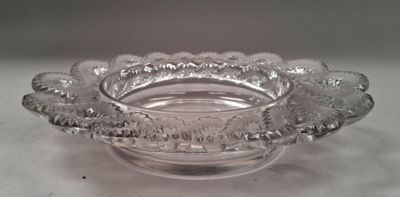 un saladier en verre transparent orné d'un motif décoratif