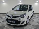 une photo d'une petite voiture blanche dans un showroom
