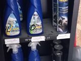 de nombreuses bouteilles de produits d'entretien sur les rayons du magasin