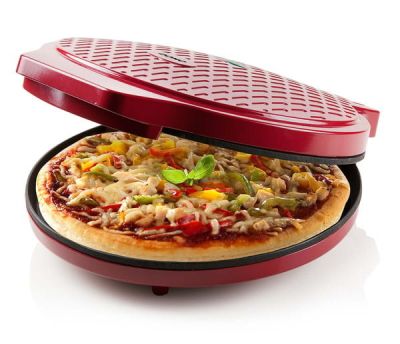 une pizza posée sur un moule à pizza