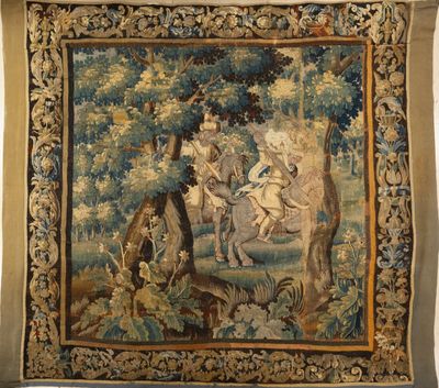 une image d'une tapisserie accrochée au mur d'une pièce