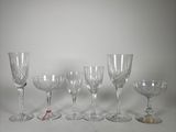 Plusieurs verres à vin sont alignés sur une table
