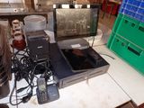 beaucoup d'appareils électroniques posés sur une table dans un magasin