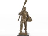statue d'un homme tenant un fusil, posée sur un socle en marbre