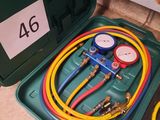 une boîte verte contenant tout un tas de tuyaux