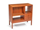 une photo d'une bibliothèque en bois comportant deux tiroirs et une étagère en verre