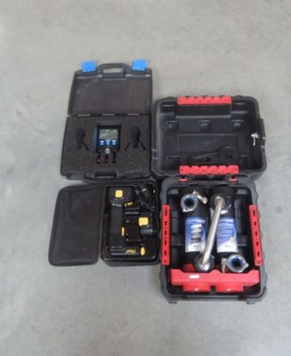 une caisse d'outils avec des outils à l'intérieur, posée sur le sol