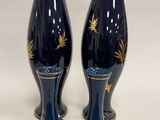 une paire de vases bleus et dorés sur fond blanc