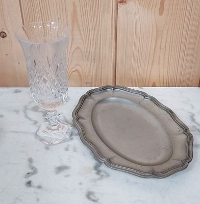 une assiette et un verre posés sur une table