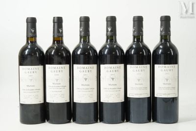 six bouteilles de vin sont alignées sur une surface blanche