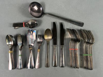 ARGENTAL. Partie de ménagère en métal argenté, modèle Art Dé…