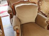 many chairs that are sitting in a room together