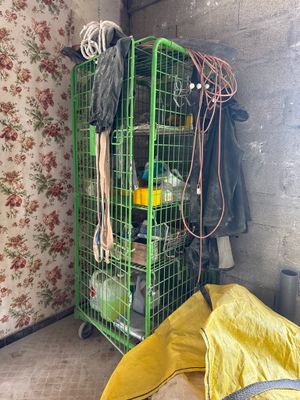 une cage verte contenant tout un tas d'objets