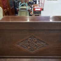 Banc coffre en chêne sculpté sur le dossier et le coffre et … (photo 3)