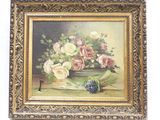 tableau représentant des roses et des raisins dans un bol posé sur une table