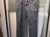 Le jean est suspendu à un cintre dans le placard.
