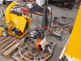 une machine posée sur une palette dans un entrepôt