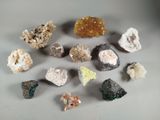 plusieurs types de roches et de minéraux sur une surface blanche
