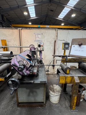 une photo d'un atelier d'usinage rempli de machines