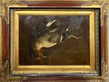une peinture à l'huile représentant un canard posé sur une table, avec une souris dans le bec