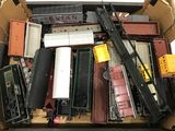 une boîte remplie de petits trains miniatures et d'autres objets divers
