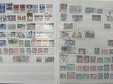 de nombreux timbres différents sur les pages d'un livre