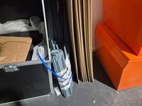 Caisson étagère et son contenu en sangles, adhésifs et débar… (photo 2)
