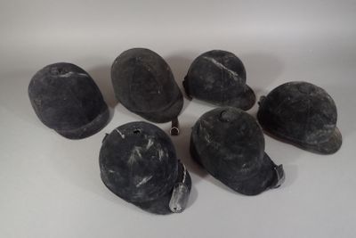 six casques posés sur une surface blanche