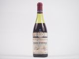 l'image d'une bouteille de vin posée sur une table