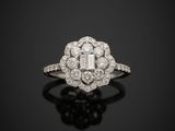 une bague Art déco sertie d'un groupe de diamants