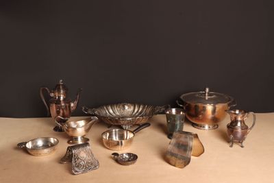 une table sur laquelle se trouvent de nombreux objets en argent