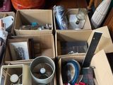 de nombreuses boîtes posées par terre, contenant divers objets