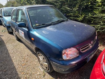 une voiture bleue garée à côté d'une voiture rouge