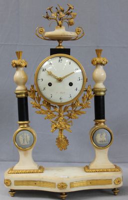 Pendule portique en marbre blanc et noir, décor de médaillon…