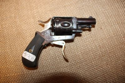 un petit revolver qui se trouve par terre
