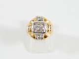une image d'une bague en or et en diamant sur une surface blanche