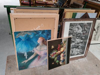 de nombreuses photos d'une femme assise sur une table