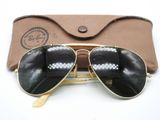 Lunettes de soleil Ray-Ban avec étui, sur fond blanc, avec un étui en cuir marron