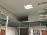 une pièce où se trouvent de nombreux engins de chantier