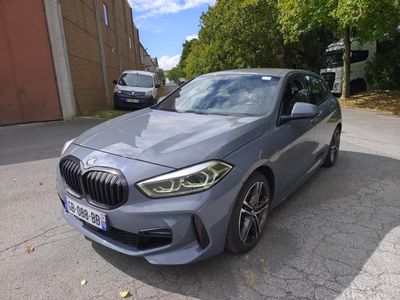 une BMW M140i grise garée sur le bord de la route