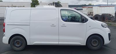 une camionnette blanche garée dans un parking