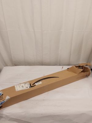 un chat assis sur une boîte en carton