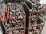 Il y a toutes sortes d'outils dans ce garage