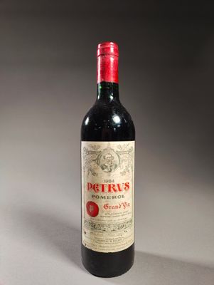une bouteille de vin posée sur une table