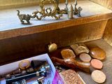 une boîte qui contient beaucoup d'objets