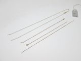 quatre types de colliers différents posés sur un fond blanc