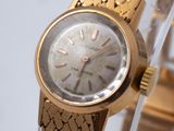 une image d'un gros plan d'une montre-bracelet sur une table