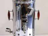 une cafetière en argent posée sur une table
