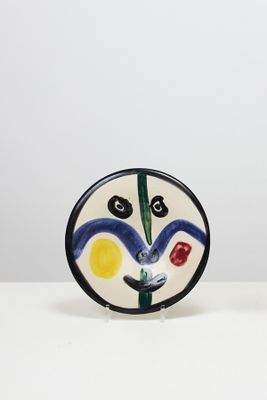 deux petites assiettes en céramique ornées de fleurs, posées sur une table