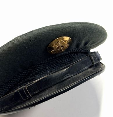 un chapeau noir orné d'un emblème doré